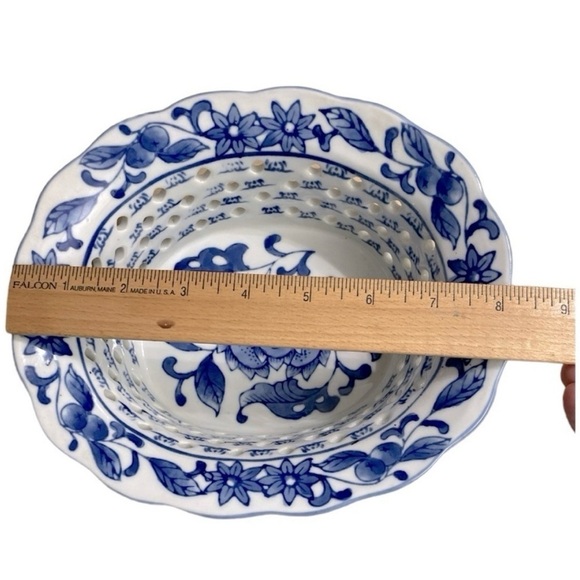 Chinoiserie Porcelain Pierced
Oval Bowl Blue and White
Blueberry Fruit Design - Picture 7 of 9